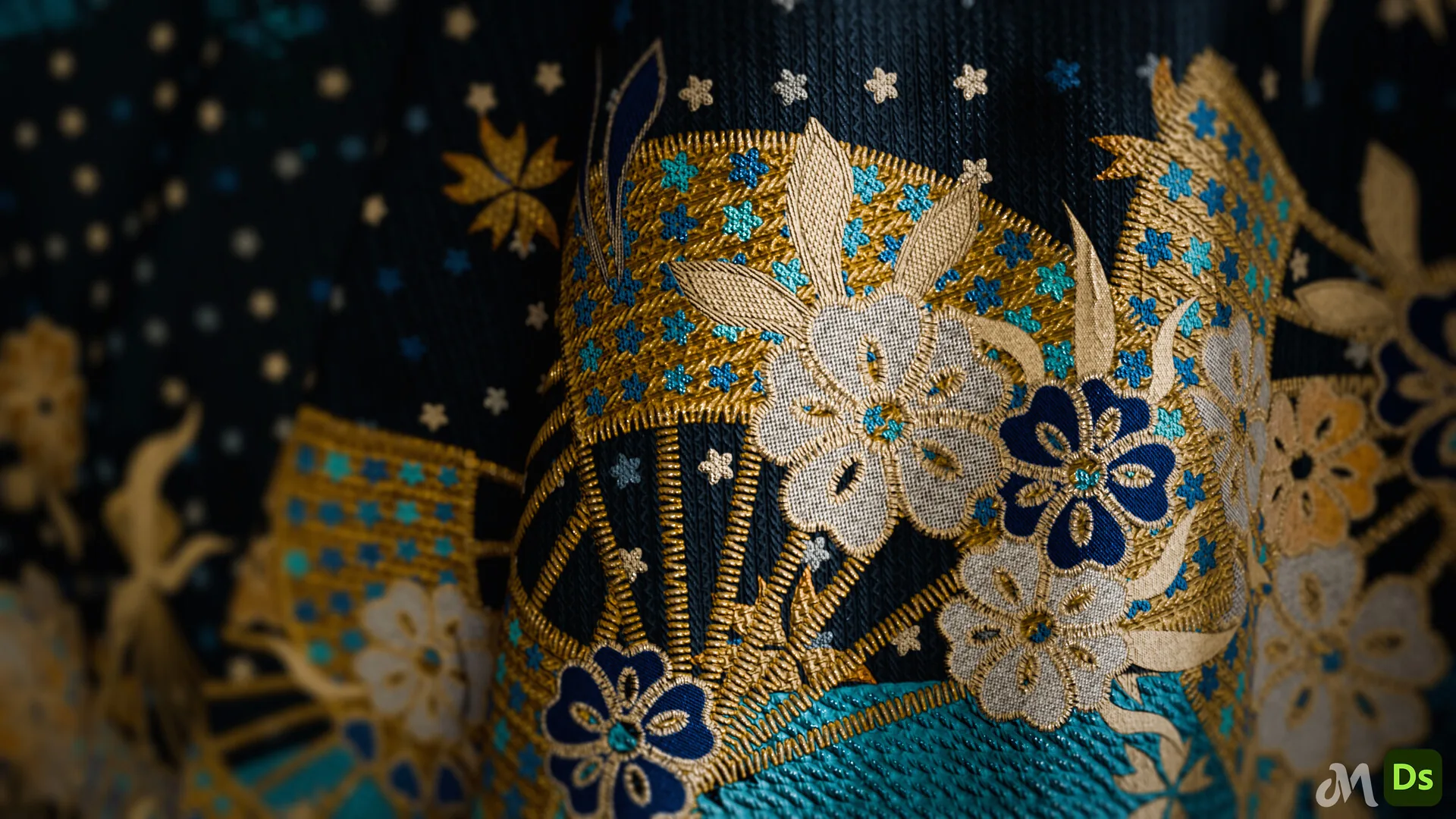 花卉与海浪纹样细节 刺绣材质局部:蓝金两色的花卉与海浪纹样交错,丝线反光清晰