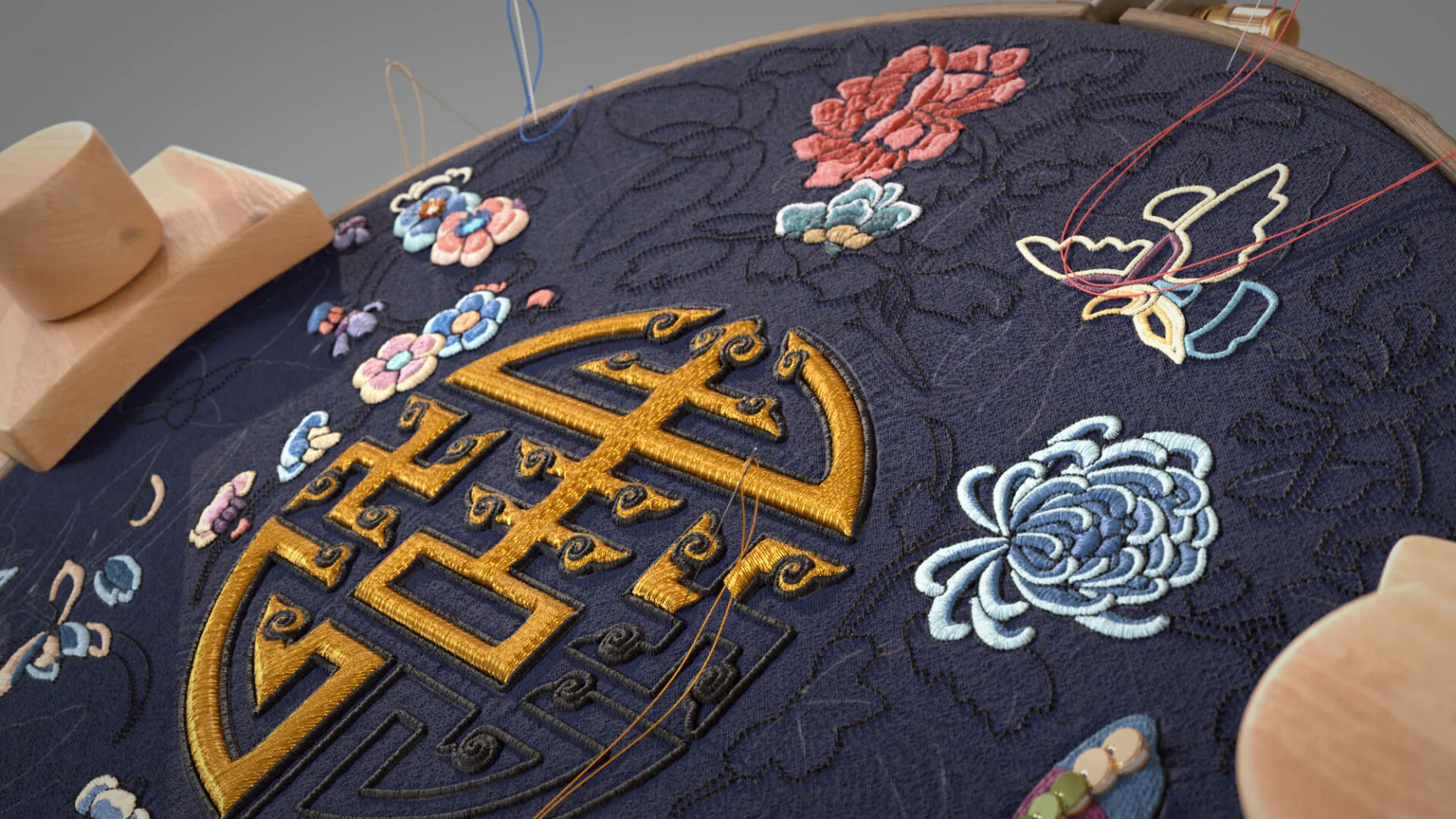 中式刺绣:金色「福」字 绣花绷子上的中式刺绣:藏青底布以金线绣出「福」字,周围点缀蓝白菊花、粉色花簇与飞鸟,绷子上还连着几缕彩线