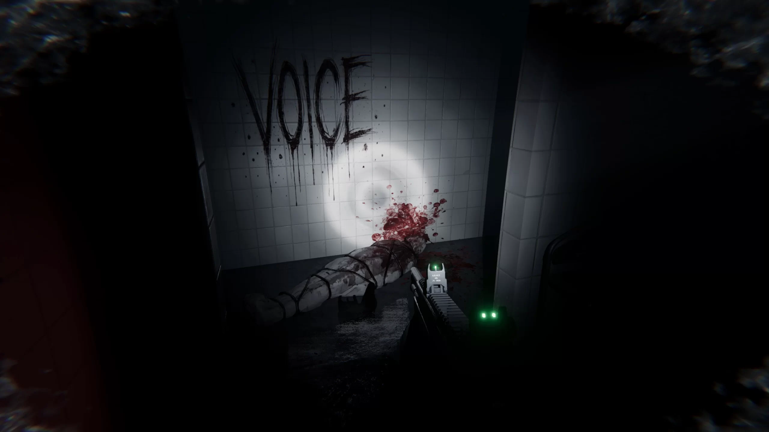基地内的「VOICE」屏幕 昏暗的室内,墙面屏幕上写着 Voice,一名角色站在红光中