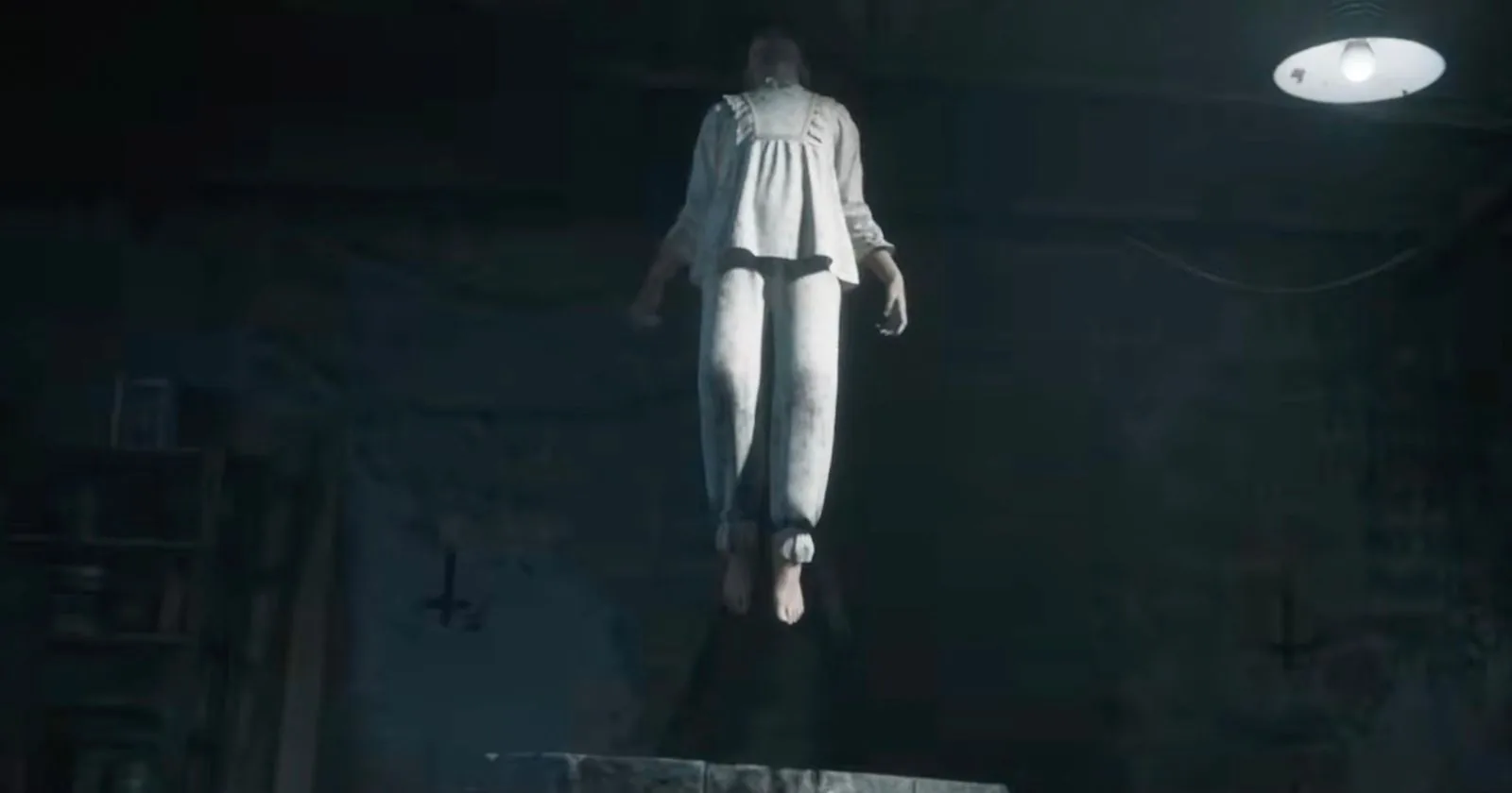 《The Conjuring: Unspoken》画面 昏暗的房间里漂浮着一个白衣幽灵般的身影